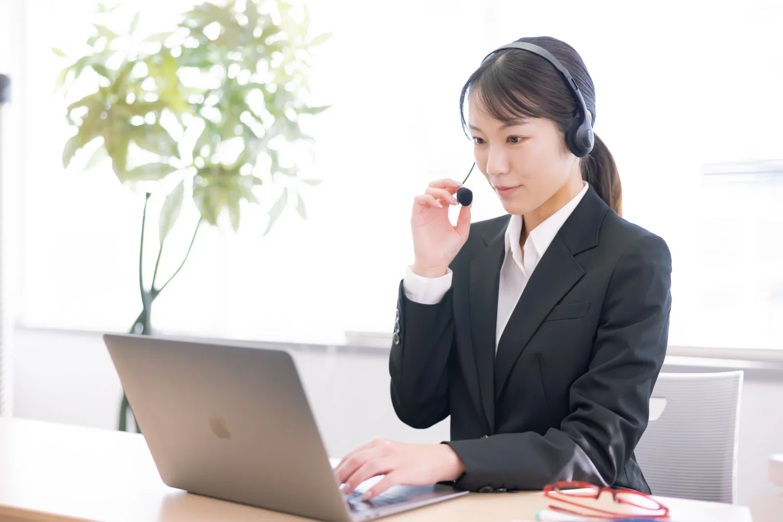 セブ島ツアーのご提案を準備する日本語対応スタッフ