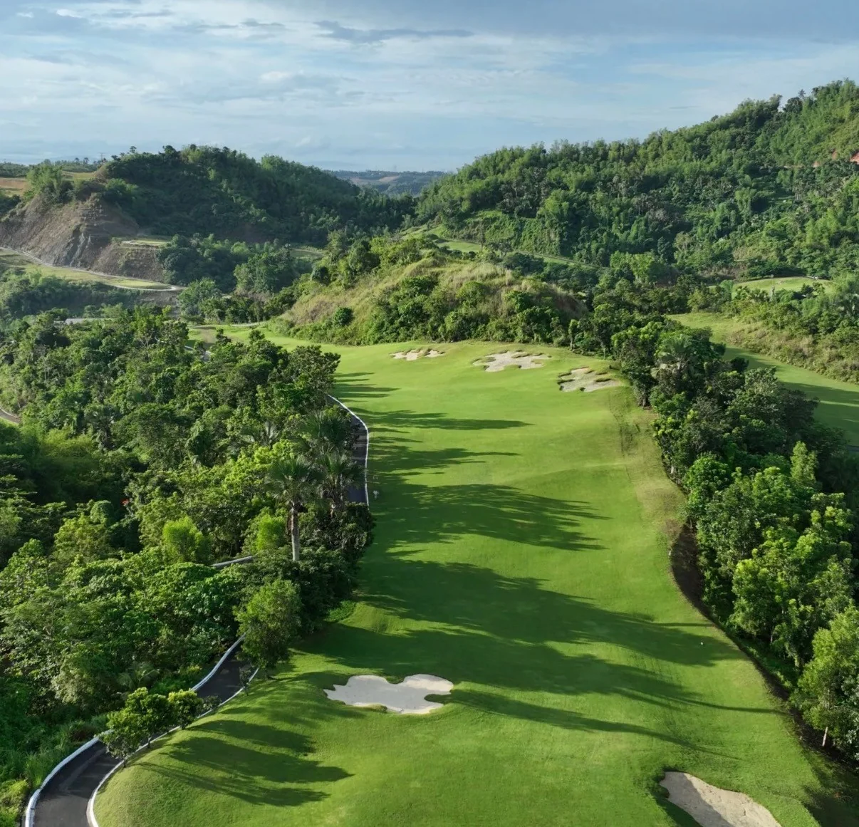 リロアンゴルフ Liloan Golf 空撮フェアウェイ 戦略的バンカー配置 セブ北部の山岳地帯 ダイナミックなレイアウト