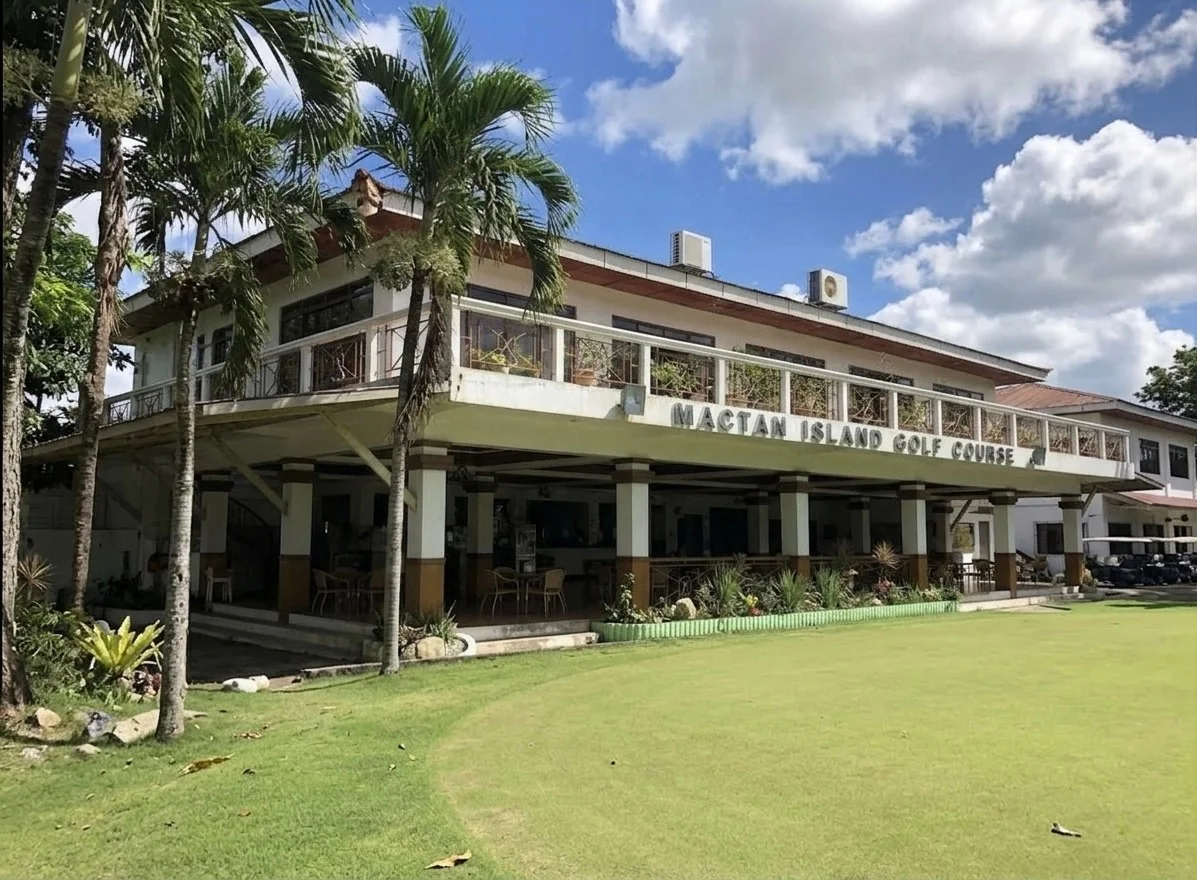 マクタン・アイランド・ゴルフコース Mactan Island Golf Course クラブハウス 公式看板 ヤシ並木 空港至近 平坦コース