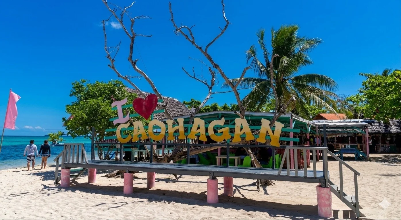 カオハガン島 名物の I♥CAOHAGAN サインボード前で記念撮影スポット