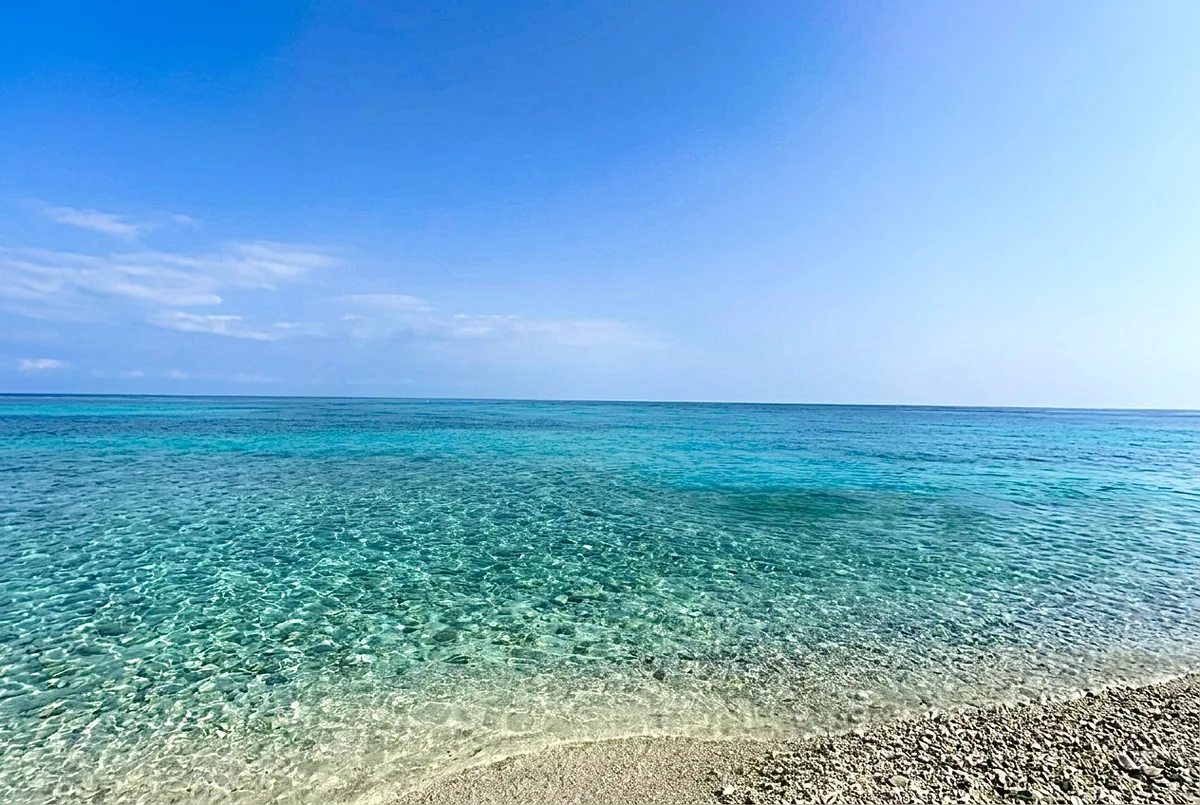 カピタンシリオ島に到着・透明なターコイズの海