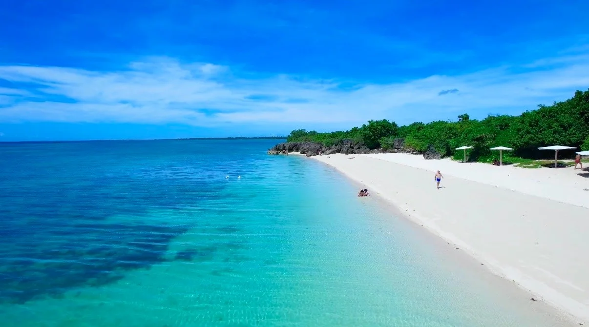 Sandira Beach パラダイスビーチ・真っ白な砂浜とクリスタルブルーの海