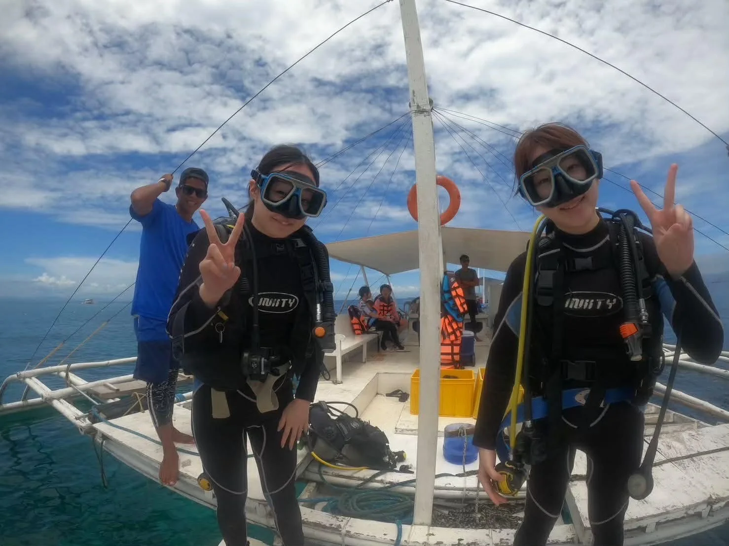 セブ島 ファンダイビング 殿様お姫様スタイル ボート上 ダイバー親子 笑顔のチーム 至れり尽くせりサポート