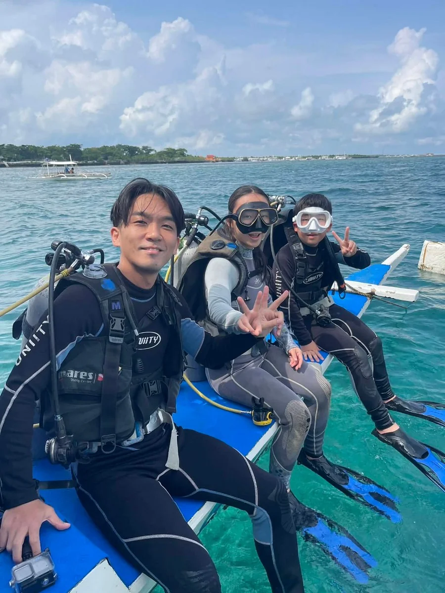 セブ島 ファンダイビング 殿様お姫様スタイル ボート上 家族ダイバー 日本人インストラクターと親子 安心のサポート体制