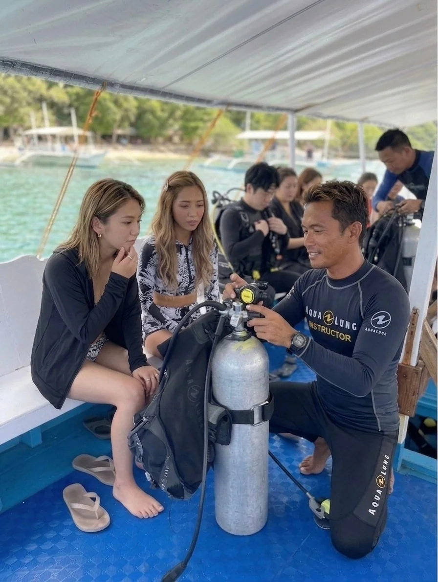 セブ島 体験スキューバダイビング ボート上器材レクチャー インストラクターと女性ダイバー 経験者向け スマートスケジュール